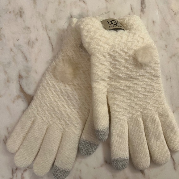 - UGG Winter White pom pom hat infinity scarf & glove set NWT - Picture 4 of 5